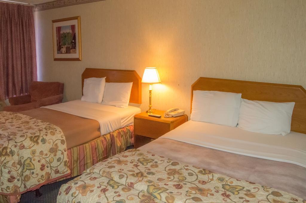 Executive Inn Hotel And Conference Center Лотон Номер фото
