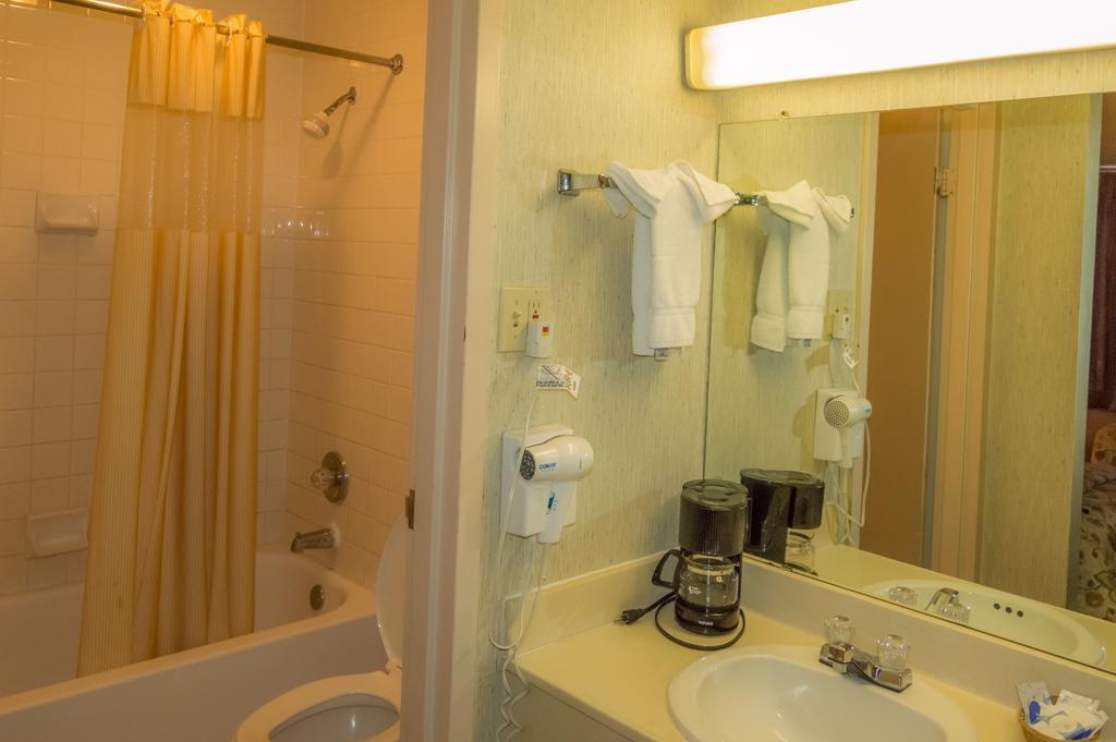 Executive Inn Hotel And Conference Center Лотон Номер фото