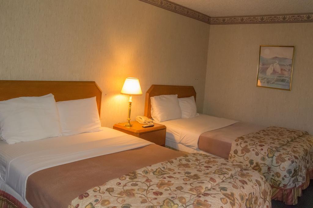 Executive Inn Hotel And Conference Center Лотон Номер фото