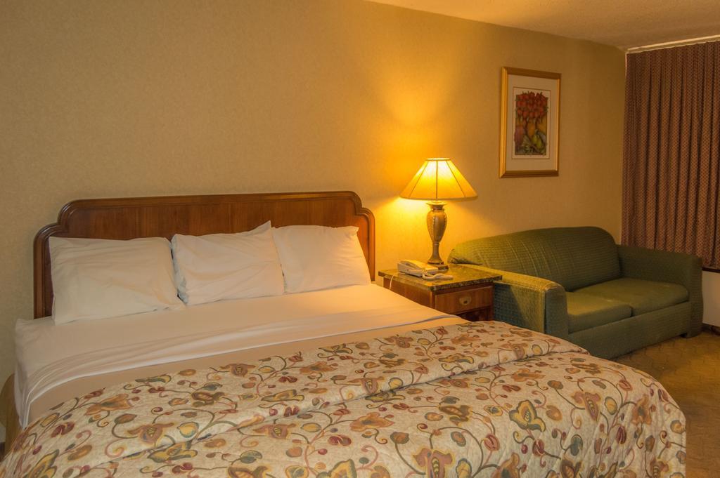 Executive Inn Hotel And Conference Center Лотон Номер фото