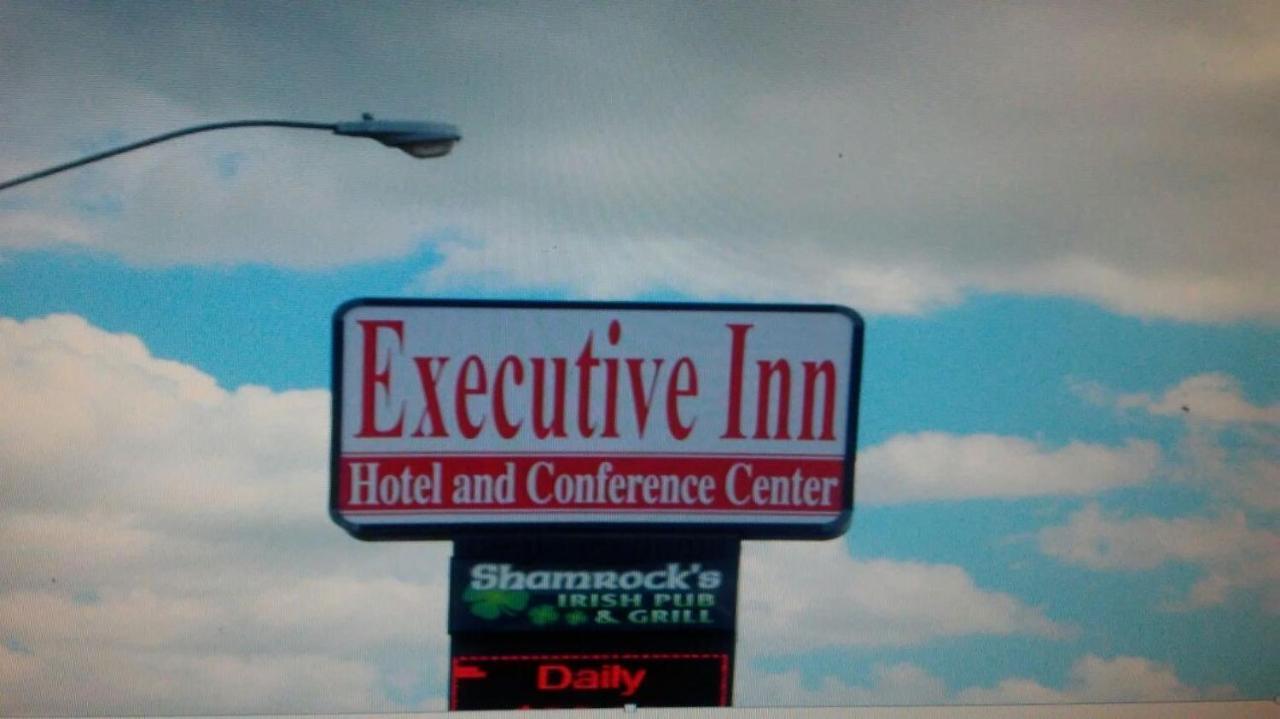 Executive Inn Hotel And Conference Center Лотон Екстер'єр фото